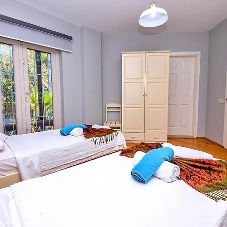 Villa Center 4 Bedroom 8119