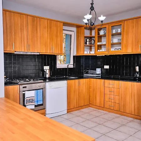 Villa Center 4 Bedroom 8119 *